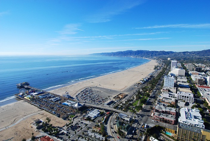 helicopter tours fly over and above santa monica pier